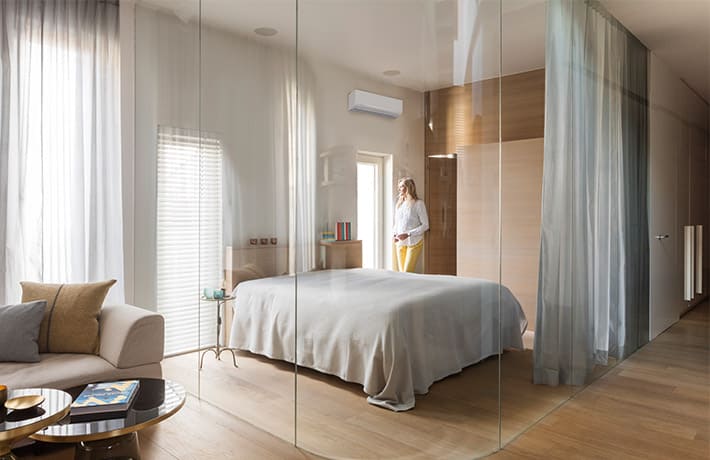 Vue installation Daikin Sensira dans une chambre